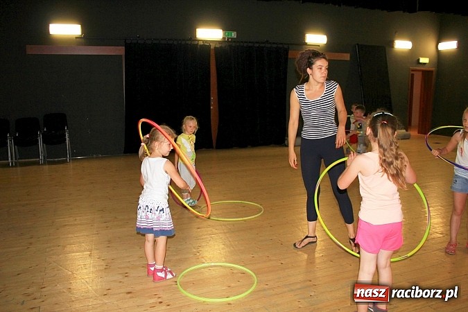 Zdjęcie w galerii na portalu naszraciborz.pl: Kafri Cocktail i zabawy z hula-hoop, czyli kolejne wakacyjne warsztaty w RCK wiadomości z regionu
