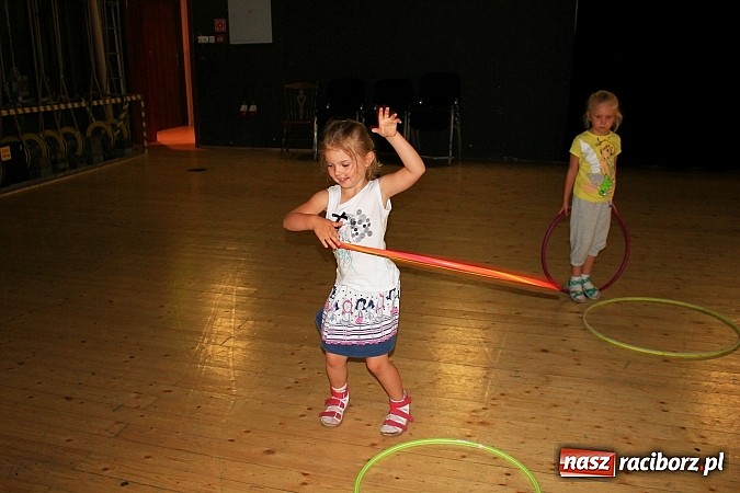 Zdjęcie w galerii na portalu naszraciborz.pl: Kafri Cocktail i zabawy z hula-hoop, czyli kolejne wakacyjne warsztaty w RCK wiadomości z regionu