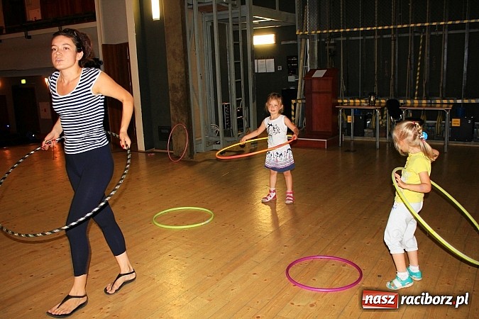 Zdjęcie w galerii na portalu naszraciborz.pl: Kafri Cocktail i zabawy z hula-hoop, czyli kolejne wakacyjne warsztaty w RCK wiadomości z regionu