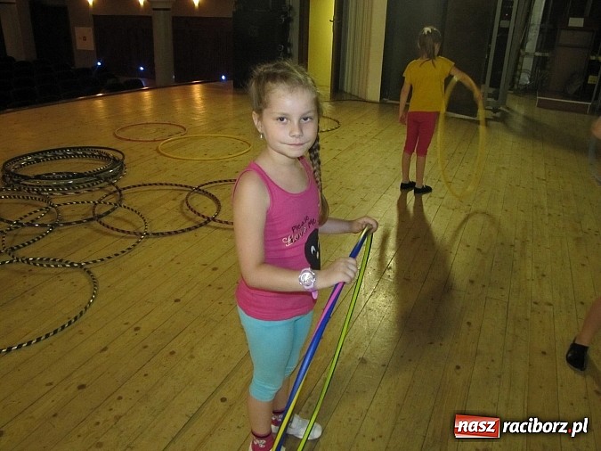 Zdjęcie w galerii na portalu naszraciborz.pl: Kafri Cocktail i zabawy z hula-hoop, czyli kolejne wakacyjne warsztaty w RCK wiadomości z regionu