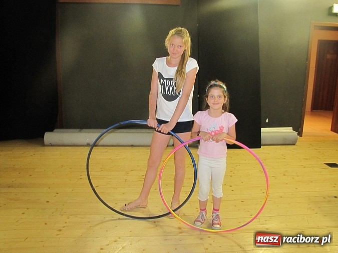 Zdjęcie w galerii na portalu naszraciborz.pl: Kafri Cocktail i zabawy z hula-hoop, czyli kolejne wakacyjne warsztaty w RCK wiadomości z regionu