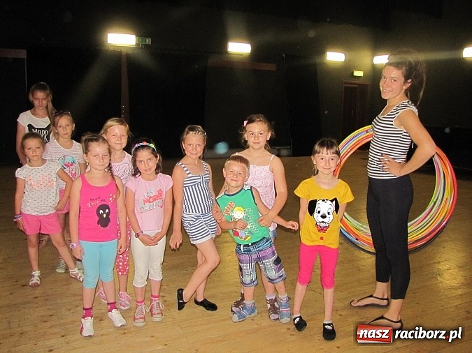 Zdjęcie w galerii na portalu naszraciborz.pl: Kafri Cocktail i zabawy z hula-hoop, czyli kolejne wakacyjne warsztaty w RCK wiadomości z regionu