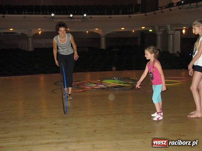 Zdjęcie w galerii na portalu naszraciborz.pl: Kafri Cocktail i zabawy z hula-hoop, czyli kolejne wakacyjne warsztaty w RCK wiadomości z regionu