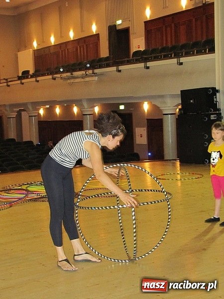 Zdjęcie w galerii na portalu naszraciborz.pl: Kafri Cocktail i zabawy z hula-hoop, czyli kolejne wakacyjne warsztaty w RCK wiadomości z regionu