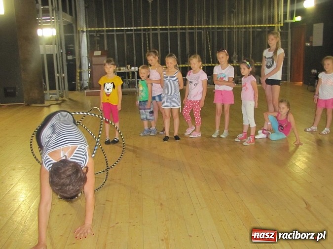 Zdjęcie w galerii na portalu naszraciborz.pl: Kafri Cocktail i zabawy z hula-hoop, czyli kolejne wakacyjne warsztaty w RCK wiadomości z regionu