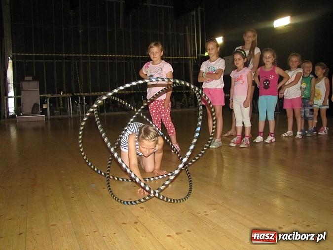 Zdjęcie w galerii na portalu naszraciborz.pl: Kafri Cocktail i zabawy z hula-hoop, czyli kolejne wakacyjne warsztaty w RCK wiadomości z regionu