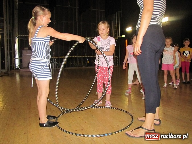 Zdjęcie w galerii na portalu naszraciborz.pl: Kafri Cocktail i zabawy z hula-hoop, czyli kolejne wakacyjne warsztaty w RCK wiadomości z regionu