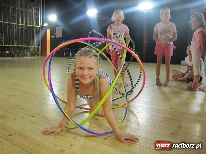Zdjęcie w galerii na portalu naszraciborz.pl: Kafri Cocktail i zabawy z hula-hoop, czyli kolejne wakacyjne warsztaty w RCK wiadomości z regionu