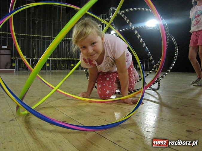 Zdjęcie w galerii na portalu naszraciborz.pl: Kafri Cocktail i zabawy z hula-hoop, czyli kolejne wakacyjne warsztaty w RCK wiadomości z regionu