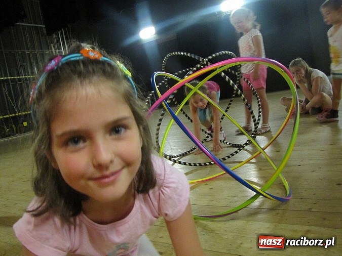 Zdjęcie w galerii na portalu naszraciborz.pl: Kafri Cocktail i zabawy z hula-hoop, czyli kolejne wakacyjne warsztaty w RCK wiadomości z regionu