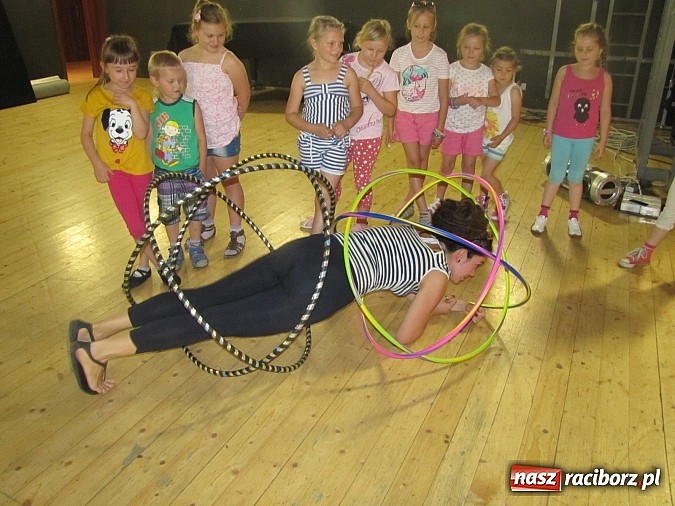 Zdjęcie w galerii na portalu naszraciborz.pl: Kafri Cocktail i zabawy z hula-hoop, czyli kolejne wakacyjne warsztaty w RCK wiadomości z regionu