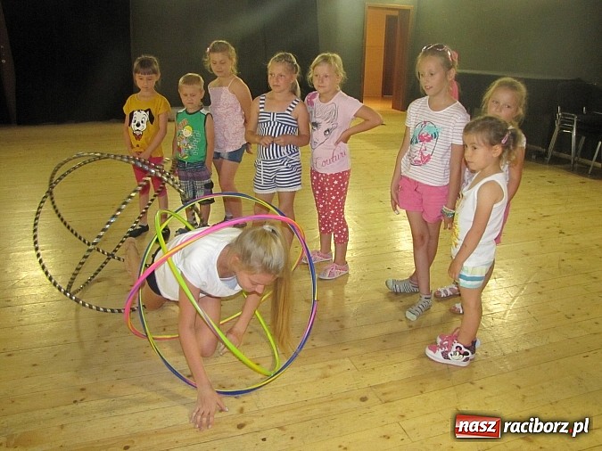 Zdjęcie w galerii na portalu naszraciborz.pl: Kafri Cocktail i zabawy z hula-hoop, czyli kolejne wakacyjne warsztaty w RCK wiadomości z regionu