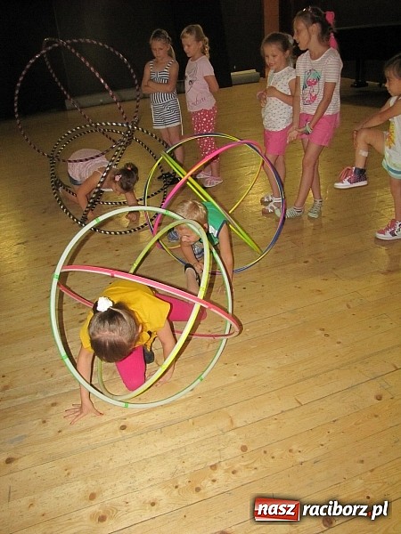 Zdjęcie w galerii na portalu naszraciborz.pl: Kafri Cocktail i zabawy z hula-hoop, czyli kolejne wakacyjne warsztaty w RCK wiadomości z regionu