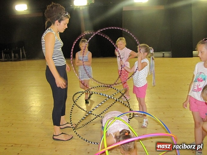 Zdjęcie w galerii na portalu naszraciborz.pl: Kafri Cocktail i zabawy z hula-hoop, czyli kolejne wakacyjne warsztaty w RCK wiadomości z regionu