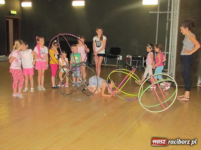 Zdjęcie w galerii na portalu naszraciborz.pl: Kafri Cocktail i zabawy z hula-hoop, czyli kolejne wakacyjne warsztaty w RCK wiadomości z regionu