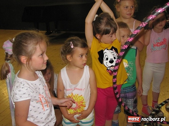 Zdjęcie w galerii na portalu naszraciborz.pl: Kafri Cocktail i zabawy z hula-hoop, czyli kolejne wakacyjne warsztaty w RCK wiadomości z regionu