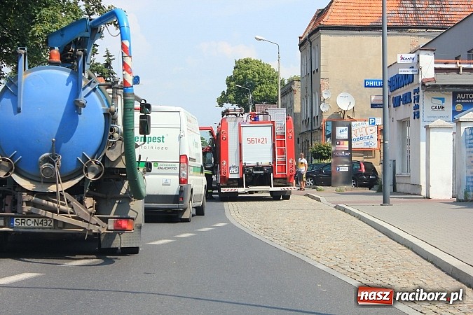 Zdjęcie w galerii na portalu naszraciborz.pl: Kolizja na Kozielskiej. Skoda wjechała w golfa wiadomości z regionu