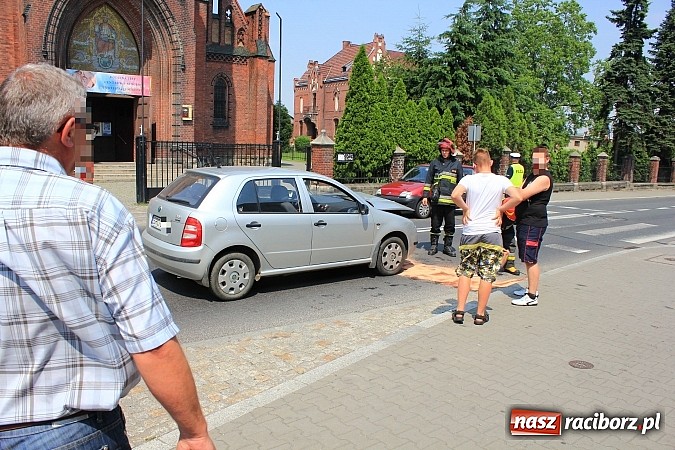 Zdjęcie w galerii na portalu naszraciborz.pl: Kolizja na Kozielskiej. Skoda wjechała w golfa wiadomości z regionu