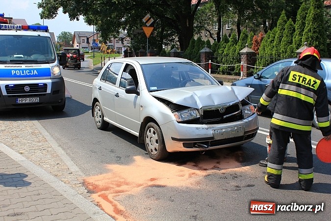 Zdjęcie w galerii na portalu naszraciborz.pl: Kolizja na Kozielskiej. Skoda wjechała w golfa wiadomości z regionu