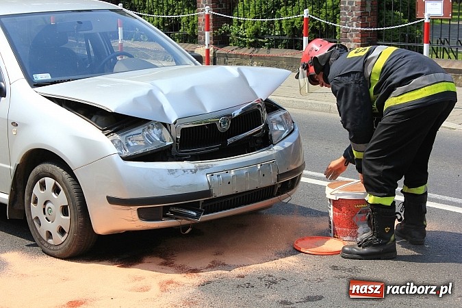 Zdjęcie w galerii na portalu naszraciborz.pl: Kolizja na Kozielskiej. Skoda wjechała w golfa wiadomości z regionu