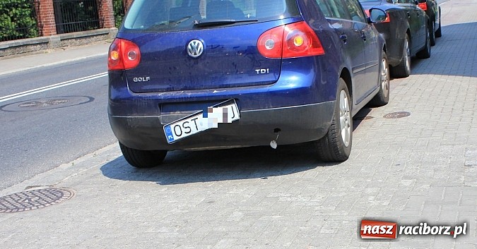 Zdjęcie w galerii na portalu naszraciborz.pl: Kolizja na Kozielskiej. Skoda wjechała w golfa wiadomości z regionu