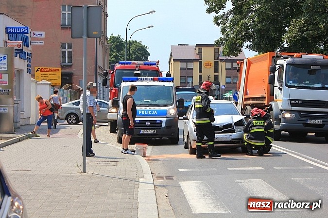 Zdjęcie w galerii na portalu naszraciborz.pl: Kolizja na Kozielskiej. Skoda wjechała w golfa wiadomości z regionu