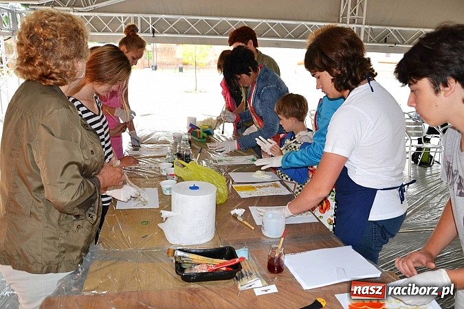 Zdjęcie w galerii na portalu naszraciborz.pl: Na zamku malują woskiem. Warsztaty batiku rozpoczęte wiadomości z regionu
