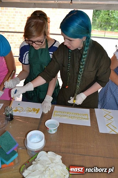 Zdjęcie w galerii na portalu naszraciborz.pl: Na zamku malują woskiem. Warsztaty batiku rozpoczęte wiadomości z regionu
