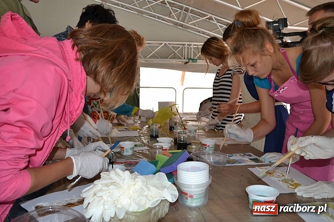 Zdjęcie w galerii na portalu naszraciborz.pl: Na zamku malują woskiem. Warsztaty batiku rozpoczęte wiadomości z regionu