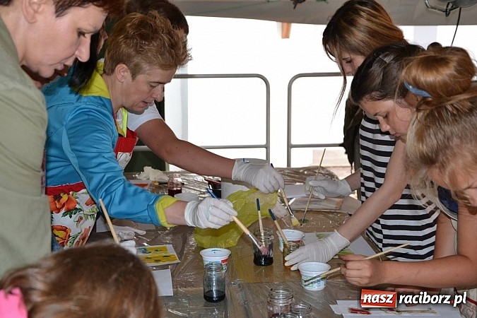 Zdjęcie w galerii na portalu naszraciborz.pl: Na zamku malują woskiem. Warsztaty batiku rozpoczęte wiadomości z regionu