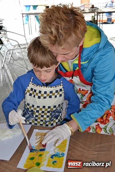 Zdjęcie w galerii na portalu naszraciborz.pl: Na zamku malują woskiem. Warsztaty batiku rozpoczęte wiadomości z regionu