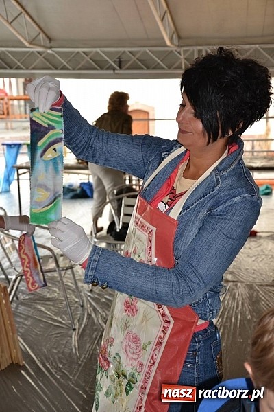 Zdjęcie w galerii na portalu naszraciborz.pl: Na zamku malują woskiem. Warsztaty batiku rozpoczęte wiadomości z regionu