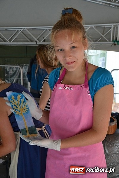 Zdjęcie w galerii na portalu naszraciborz.pl: Na zamku malują woskiem. Warsztaty batiku rozpoczęte wiadomości z regionu