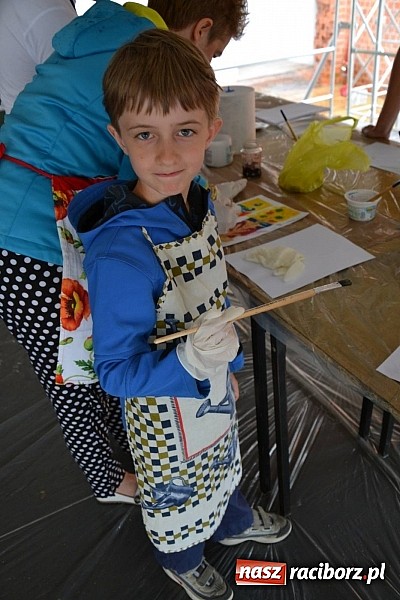 Zdjęcie w galerii na portalu naszraciborz.pl: Na zamku malują woskiem. Warsztaty batiku rozpoczęte wiadomości z regionu