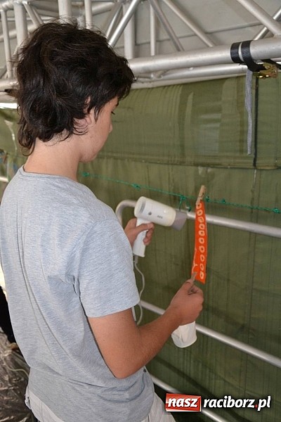 Zdjęcie w galerii na portalu naszraciborz.pl: Na zamku malują woskiem. Warsztaty batiku rozpoczęte wiadomości z regionu