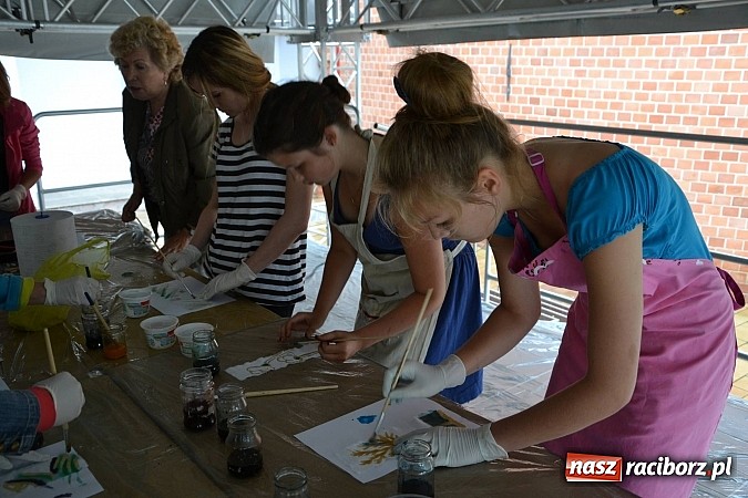 Zdjęcie w galerii na portalu naszraciborz.pl: Na zamku malują woskiem. Warsztaty batiku rozpoczęte wiadomości z regionu