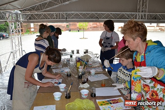 Zdjęcie w galerii na portalu naszraciborz.pl: Na zamku malują woskiem. Warsztaty batiku rozpoczęte wiadomości z regionu