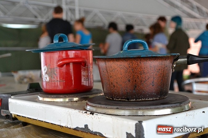 Zdjęcie w galerii na portalu naszraciborz.pl: Na zamku malują woskiem. Warsztaty batiku rozpoczęte wiadomości z regionu