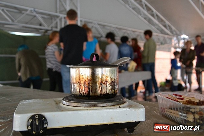 Zdjęcie w galerii na portalu naszraciborz.pl: Na zamku malują woskiem. Warsztaty batiku rozpoczęte wiadomości z regionu