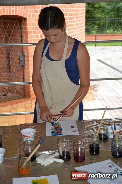 Zdjęcie w galerii na portalu naszraciborz.pl: Na zamku malują woskiem. Warsztaty batiku rozpoczęte wiadomości z regionu