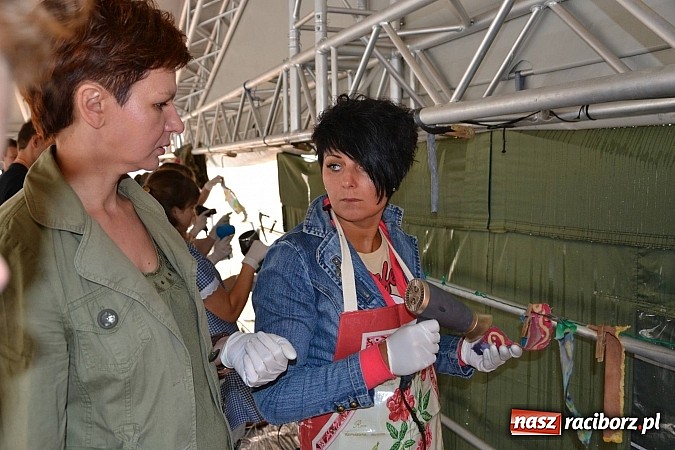 Zdjęcie w galerii na portalu naszraciborz.pl: Na zamku malują woskiem. Warsztaty batiku rozpoczęte wiadomości z regionu