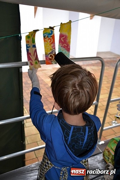 Zdjęcie w galerii na portalu naszraciborz.pl: Na zamku malują woskiem. Warsztaty batiku rozpoczęte wiadomości z regionu