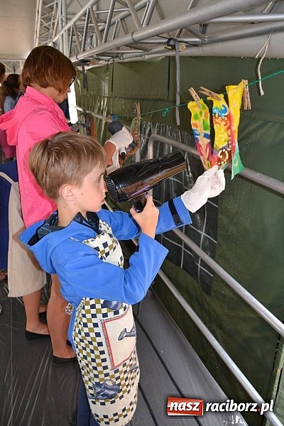 Zdjęcie w galerii na portalu naszraciborz.pl: Na zamku malują woskiem. Warsztaty batiku rozpoczęte wiadomości z regionu
