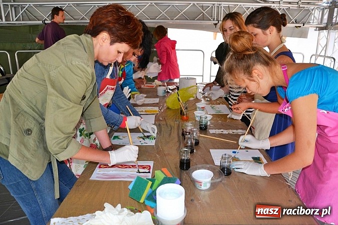 Zdjęcie w galerii na portalu naszraciborz.pl: Na zamku malują woskiem. Warsztaty batiku rozpoczęte wiadomości z regionu