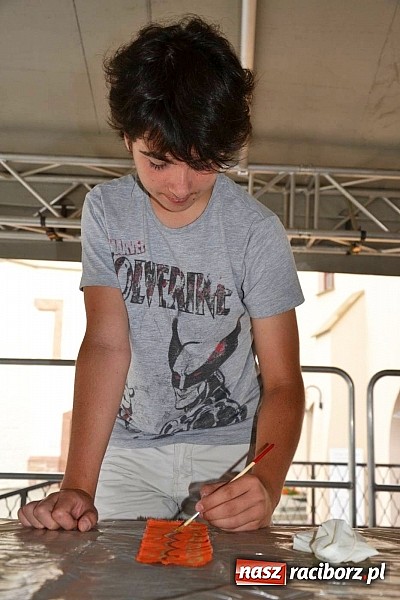 Zdjęcie w galerii na portalu naszraciborz.pl: Na zamku malują woskiem. Warsztaty batiku rozpoczęte wiadomości z regionu