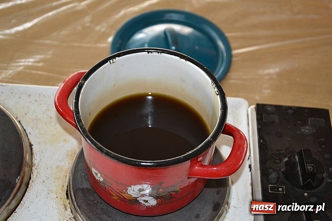 Zdjęcie w galerii na portalu naszraciborz.pl: Na zamku malują woskiem. Warsztaty batiku rozpoczęte wiadomości z regionu