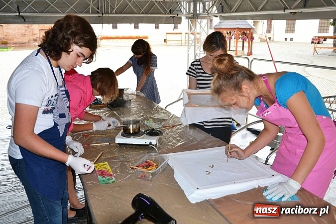 Zdjęcie w galerii na portalu naszraciborz.pl: Na zamku malują woskiem. Warsztaty batiku rozpoczęte wiadomości z regionu