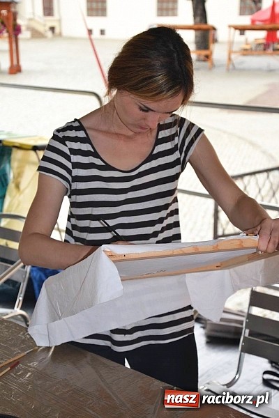 Zdjęcie w galerii na portalu naszraciborz.pl: Na zamku malują woskiem. Warsztaty batiku rozpoczęte wiadomości z regionu