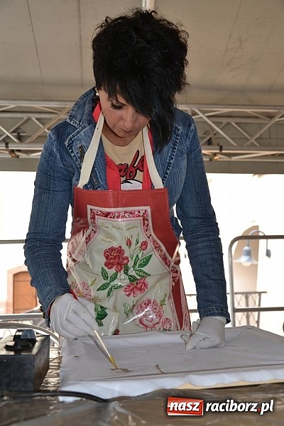 Zdjęcie w galerii na portalu naszraciborz.pl: Na zamku malują woskiem. Warsztaty batiku rozpoczęte wiadomości z regionu