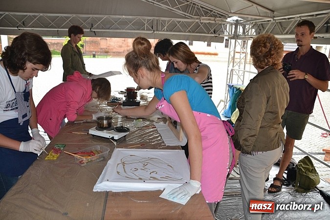 Zdjęcie w galerii na portalu naszraciborz.pl: Na zamku malują woskiem. Warsztaty batiku rozpoczęte wiadomości z regionu